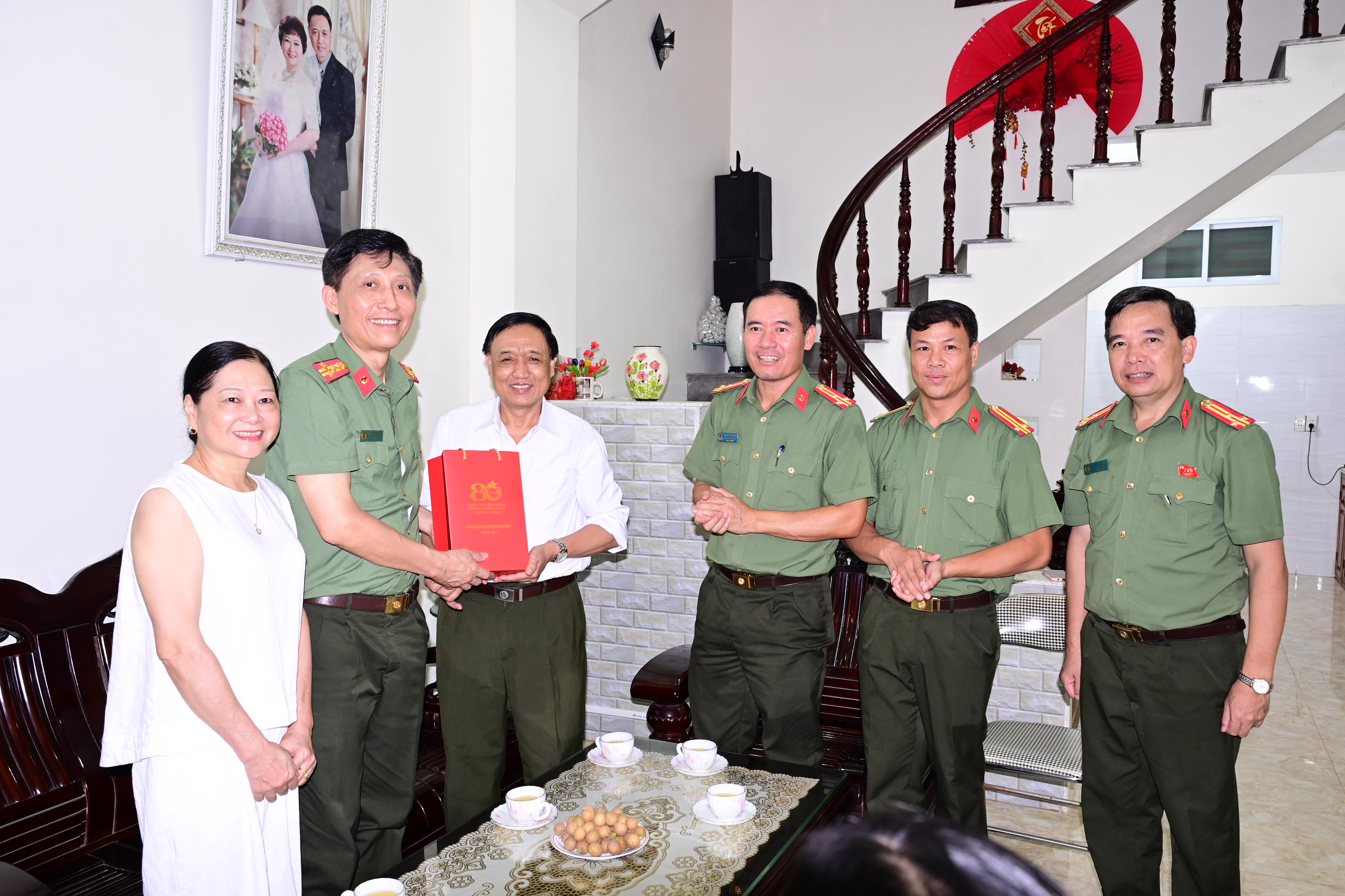 Công an thành phố thắp hương, thăm hỏi, tặng quà nhân kỷ niệm 80 năm Ngày truyền thống CAND Việt Nam